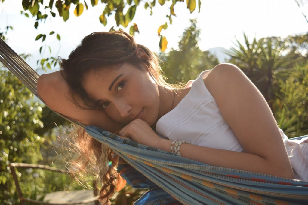 Wie man erkennt ob jemand flirtet oder nur freundlich ist